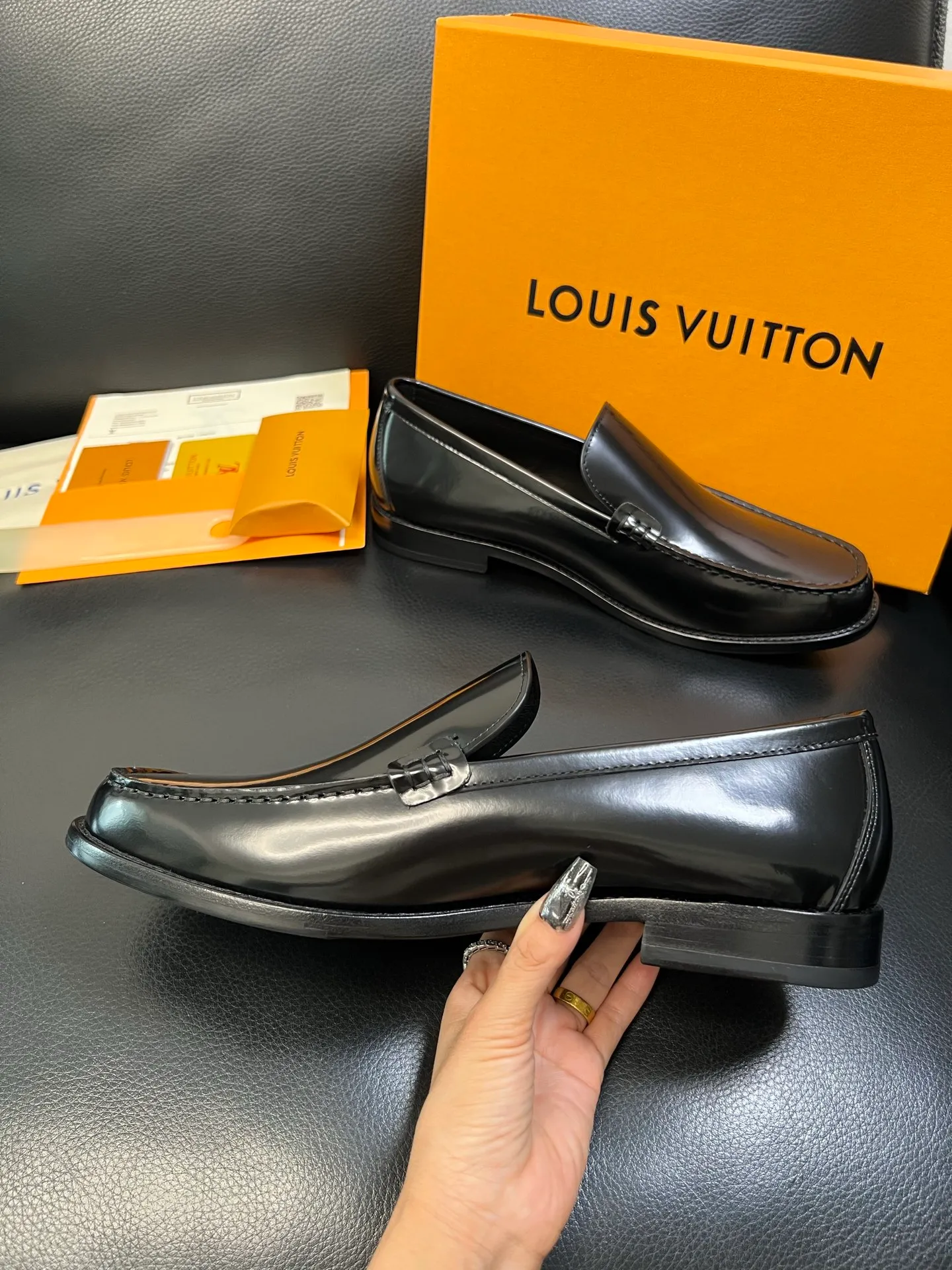 Men's shoes 💰920 Lv high quality top crafts Louis Vuitton leather shoes counter synchronized with original factory configuration, uppers imported from Italy, imported water-dyed cowhide lining, soles: original genuine leather soles specially provided by the original factory, original factory and single goods, welcome to compare, code number 39-44 (customized 38 45 46)